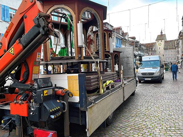 Der Waldshuter Weihnachtsmarkt nimmt Form an: Am Mittwochmorgen wurde die 8,20 Meter hohe Weihnachtspyramide im Erzgebirgsstil ...