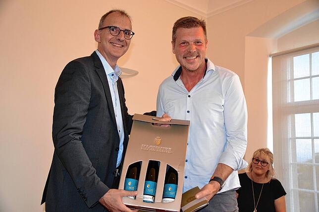 Bürgermeister Volker Frede (links) verabschiedet den langjährigen Gemeinderat Horst Müller, wie auch dessen Kolleginnen und Kollegen, ...