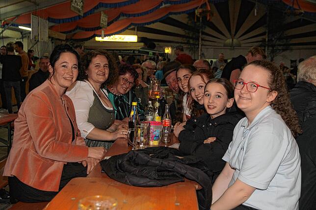 Bild 21: Bilder vom Stellen des Maibaums und Blasmusikabend zum Start des Liggersdorfer Maifestes