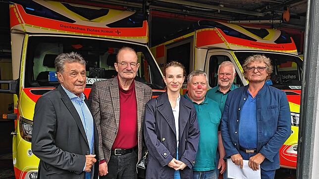 Die FDP-Kreistagsfraktion um Klaus Denzinger (links) ließ sich die Situation der Notfallrettung erläutern. DRK-Kreisgeschäftsführer ...