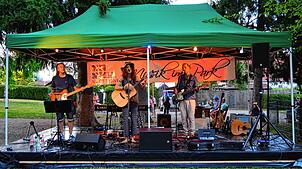Das Schweizer Trio Sonix liefert mit lyrischem Folk-Pop ein beeindruckendes Konzert.