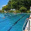 Rettungsschwimmer Maximilian Schmökel bei der Badeaufsicht am Schwimmerbecken.