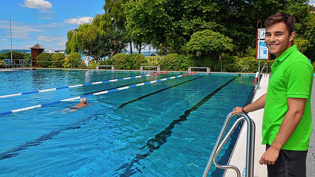 Rettungsschwimmer Maximilian Schmökel bei der Badeaufsicht am Schwimmerbecken.