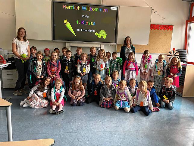 Schellenberger Schule Hausen vor Wald: Die neuen Erstklässler mit Klassenlehrerinn Lea Hipfel (links im Bild). Die Fachlehrerin heißt ...