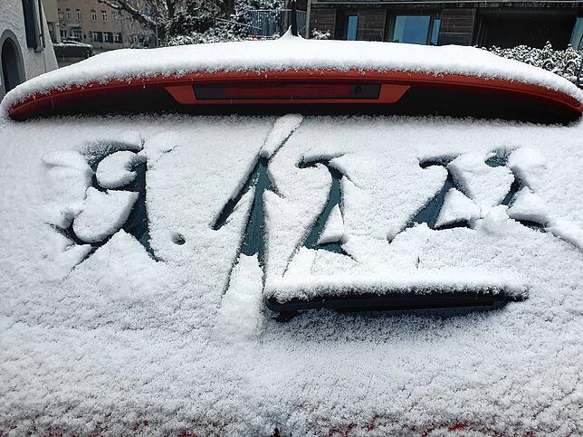 Eine dünne Schneeschicht bedeckt ein Auto in Waldshut.