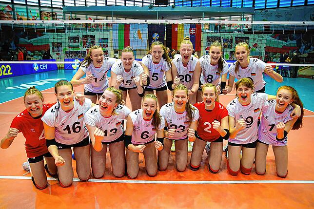 Das erste Spiel von Sophia Pampel (hinten rechts) mit der U17-Nationalmannschaft und gleich gewonnen: Gegen Zypern stand sie bei der ...