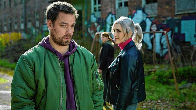 Achim Schatz (Julian Bayer) tut sich noch schwer, Elena Barins (Hayal Kaya) Anweisungen zu folgen.