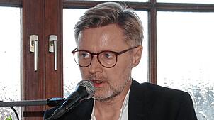 Der Autor Matthias Lohre liest aus seinem neuen Buch „Teufels Bruder“ im Gasthaus Mägdeberg. Foto: Christel Rossner