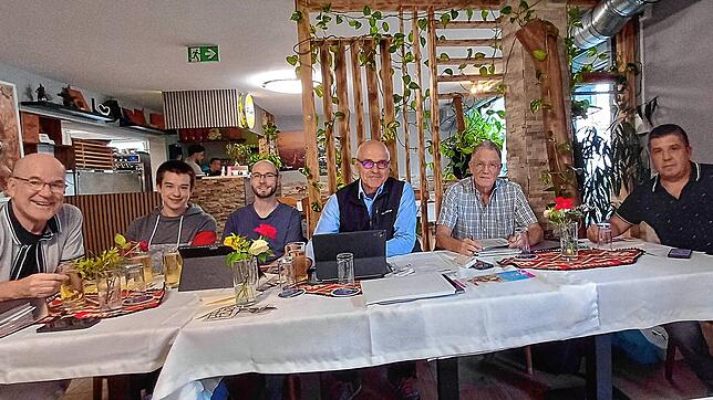 Der Vorstand des TTC Laufenburg freut sich in der Hauptversammlung, dass der Club auf 98 Mitglieder angewachsen ist (von links): ...