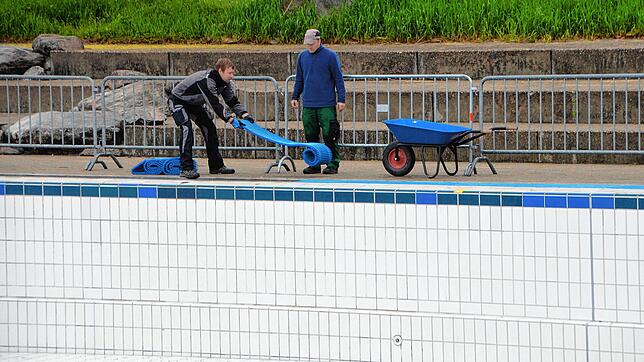 So wie in Rheinfelden, wo Mitarbeiter gerade die Abdeckungen für die Überlaufrinnen auslegen, laufen auch in den anderen Freibädern der ...