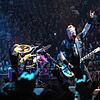 James Hetfield und der Metal-Gruß: Seine Band Metallica bei einem Konzert in Manchester. Im Jahr 1990 haben die Amerikaner für ihr ...