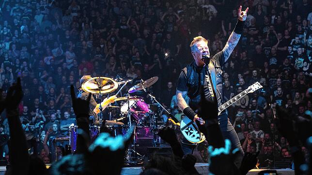 James Hetfield und der Metal-Gruß: Seine Band Metallica bei einem Konzert in Manchester. Im Jahr 1990 haben die Amerikaner für ihr ...