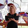 Simone Schneider ist Trauer- und Hochzeitsrednerin. Sie will keine Konkurrenz zu den christlichen Kirchen sein, sie sieht ihre ...
