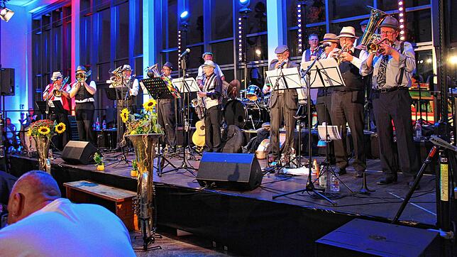Eine mitreißende Geburtstagsshow bieten die Musiker der Alläfänzigä anlässlich des 20-jährigen Bestehens der Gruppe am Samstagabend in ...