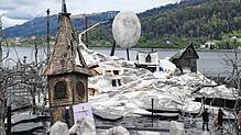 Der Kirchturm ist das höchste Gebäude im Bühnenbild des „Freischütz“. Rechts daneben sieht man schon den Vollmond.