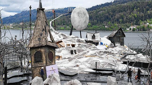 Der Kirchturm ist das höchste Gebäude im Bühnenbild des „Freischütz“. Rechts daneben sieht man schon den Vollmond.