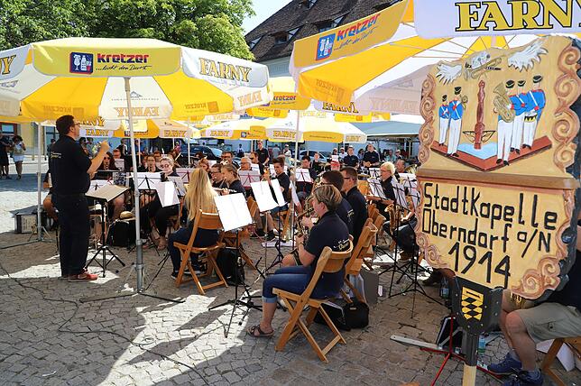 Die Stadtkapelle Oberndorf unter dem Dirigat von Wolfgang Borho durfte als Zweites ran. "Es ist für uns wie Urlaub hier vor dieser ...