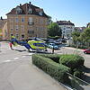 Ein Hubschrauber der Schweizer Alpine Air Ambulance (AAA) landete bei diesem außergewöhnlichen Einsatz auf der Gurtweiler Straße in ...
