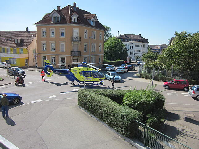 Ein Hubschrauber der Schweizer Alpine Air Ambulance (AAA) landete bei diesem außergewöhnlichen Einsatz auf der Gurtweiler Straße in ...