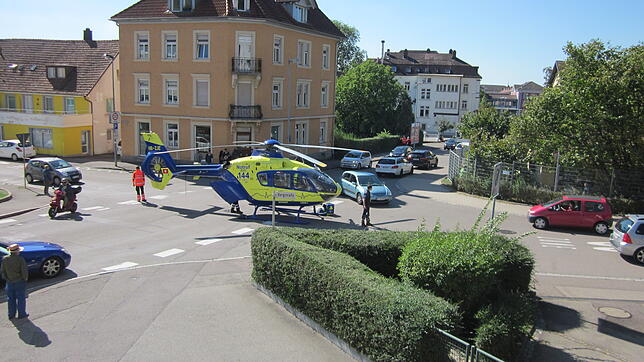 Ein Hubschrauber der Schweizer Alpine Air Ambulance (AAA) landete bei diesem außergewöhnlichen Einsatz auf der Gurtweiler Straße in ...