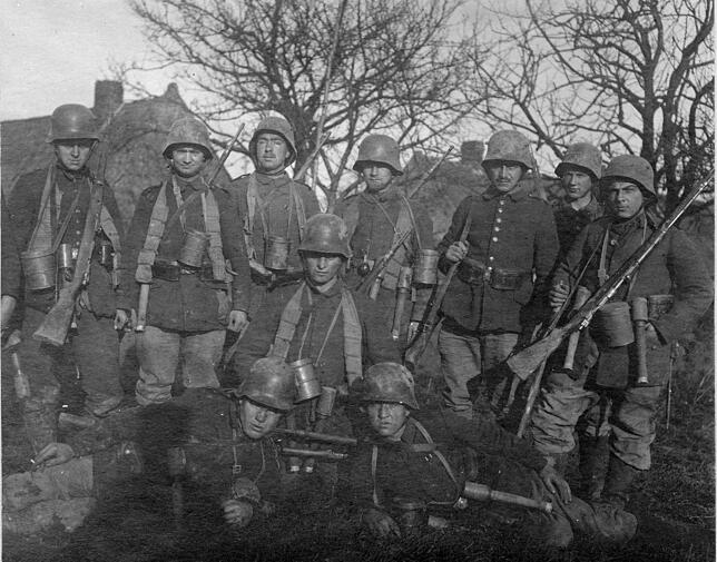 Das Bild zeigt deutsche Infanteristen an der Westfront. Drei Mann tragen den Karabiner 98. Für das Gewehr fertigte Gebr. Steidinger den ...