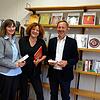 Aufbruchstimmung in der Stadtbibliothek Waldshut: Leiterin Yvonne Radzuweit, die städtische Kulturamtsleiterin Kerstin Simon und ...