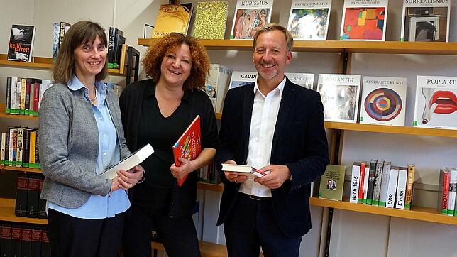 Aufbruchstimmung in der Stadtbibliothek Waldshut: Leiterin Yvonne Radzuweit, die städtische Kulturamtsleiterin Kerstin Simon und ...