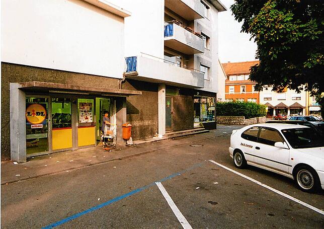 Lidl war bis 2002 in der engen Bodanstraße, wo heute Quick Schuh ist.