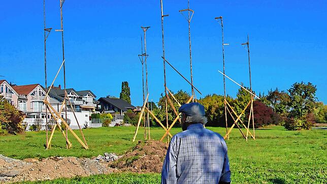 Kein allzu häufiger Anblick: Stangengerüste als Eins-zu-Eins-Darstellung von künftigen Bauhöhen sieht man in Baden-Württemberg ...