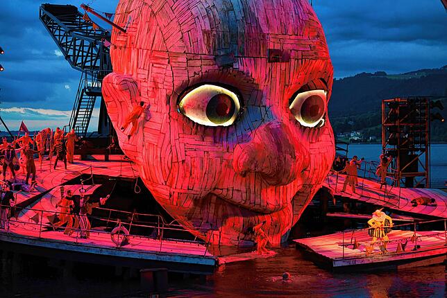 Der Rigoletto-Clown ist wieder in Bewegung auf der Seebühne der Bregenzer Festspiele.