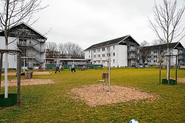 Auch die umliegenden Häuser sind voll in der LEA Freiburg. Normalerweise sind die Dreibettzimmer darin nur von zwei Personen belegt, ...