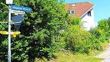 Hügelhof ist ein harmonisches Areal, in dem die Häuser überwiegend in viel Grün und schöne Gärten eingebettet sind.