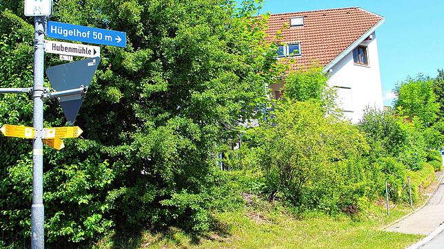 Hügelhof ist ein harmonisches Areal, in dem die Häuser überwiegend in viel Grün und schöne Gärten eingebettet sind.