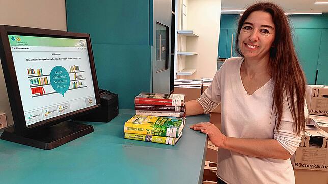 Mitarbeiterin Heike Maier mit einem Stapel Bücher im Eingangsbereich der neuen Stadtbibliothek Waldshut. Hier können Mitglieder künftig ...