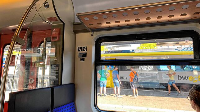 Die RB nach Singen steht im Bahnhof Schaffhausen, gegenüber steht noch der IRE nach Singen. Viel Zeit zum Umsteigen bleibt nichts. Bei ...