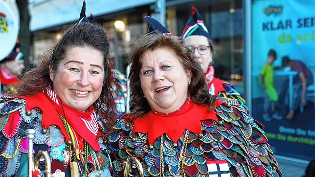 Bild 10: Konstanzer Fasnacht: Blätzlebuebe feiern den Auftakt 2023 auf dem Augustinerplatz