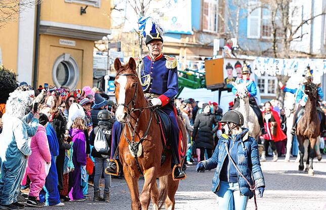 Bild 9: Tausende feiern beim Fasnachts-Umzug durch die Innenstadt