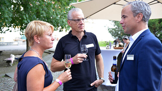 Michaela Dick, Günter Dick (Möbelhaus) und Heiko Spitznagel (SÜDKURIER).