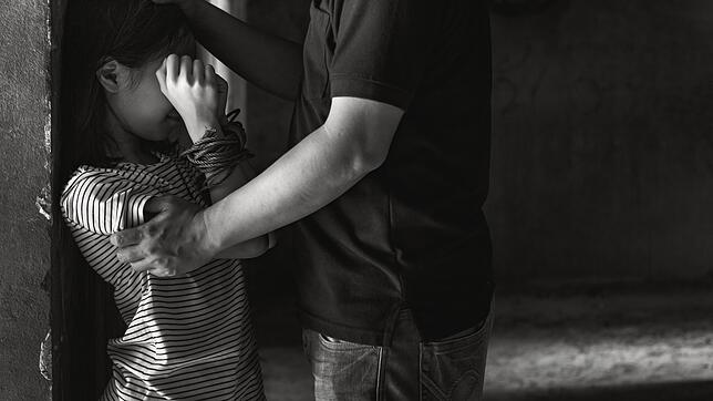 Eine symbolische Situation: Ein Mädchen muss sich gegen den Angriff eines älteren Jugendlichen wehren.