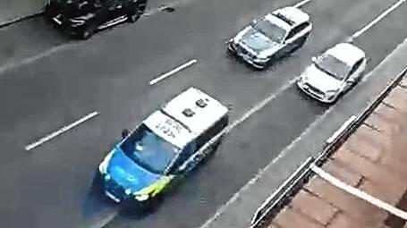 Mehrere Frauen schlagen mitten in der Singener Innenstadt wild aufeinander ein, wie Screenshots aus einem viral gegangenen Video zeigen.