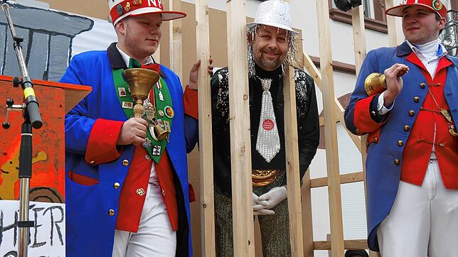 Da hat der Angeklagte Michael K. aus Gottmadingen noch gut lachen, am Ende der närrischen Gerichtsverhandlung würde M. Klinger aber doch ...
