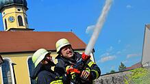 Wichtiges Ehrenamt für Markdorf: Feuerwehrkräfte Judith Bailer und Markus Franke löschen bei einer Hauptübung einen fingierten ...