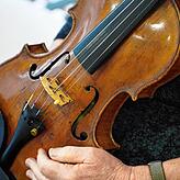Marti Schruer und ihre Violine. Hier bei einem Gottesdienst im Singener Emil-Sräga-Haus.