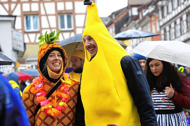 Bild 4: Überlingen am Schmotzigen Donnerstag: Bunte Bilder vom Kindergarten-Zug in der Altstadt