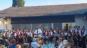 Der Musikverein Aichen freute sich bei seinem ersten Sommerkonzert über einen voll besetzen Hallenplatz. Die Musiker unterhielten ihre ...