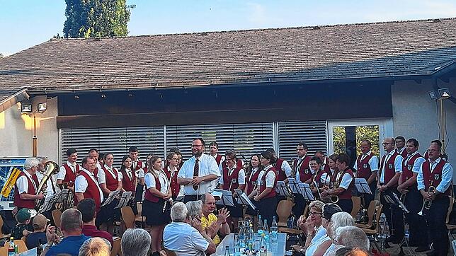 Der Musikverein Aichen freute sich bei seinem ersten Sommerkonzert über einen voll besetzen Hallenplatz. Die Musiker unterhielten ihre ...