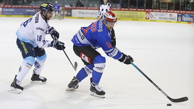 Simon Danner (rechts) trägt von nun an nicht mehr das Trikot der Wild Wings. Künftig spielt er für seinen Heimatverein EHC Freiburg in ...
