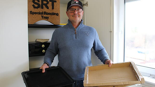 Benno Kuttruff mit seiner Erfindung, dem Special Roasting Tray (SRT) Universalbräter. Links das fertige Produkt, rechts eine der ersten ...