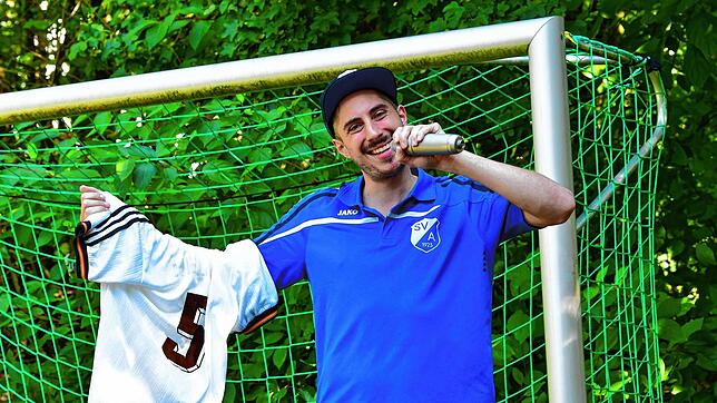 Zurück zu den Wurzeln: Auf dem Bolzplatz Röte in Dogern ist das Pseudonym &bdquo;Hümla&ldquo; entstanden. Das Helmer-Trikot hat Lucas ...