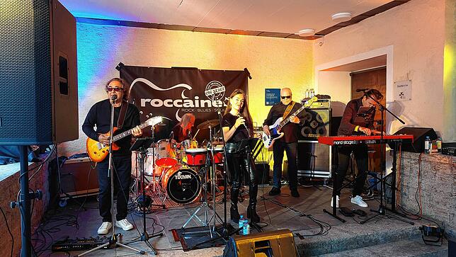 Die Band Roccaine sorgt für Stimmung.
